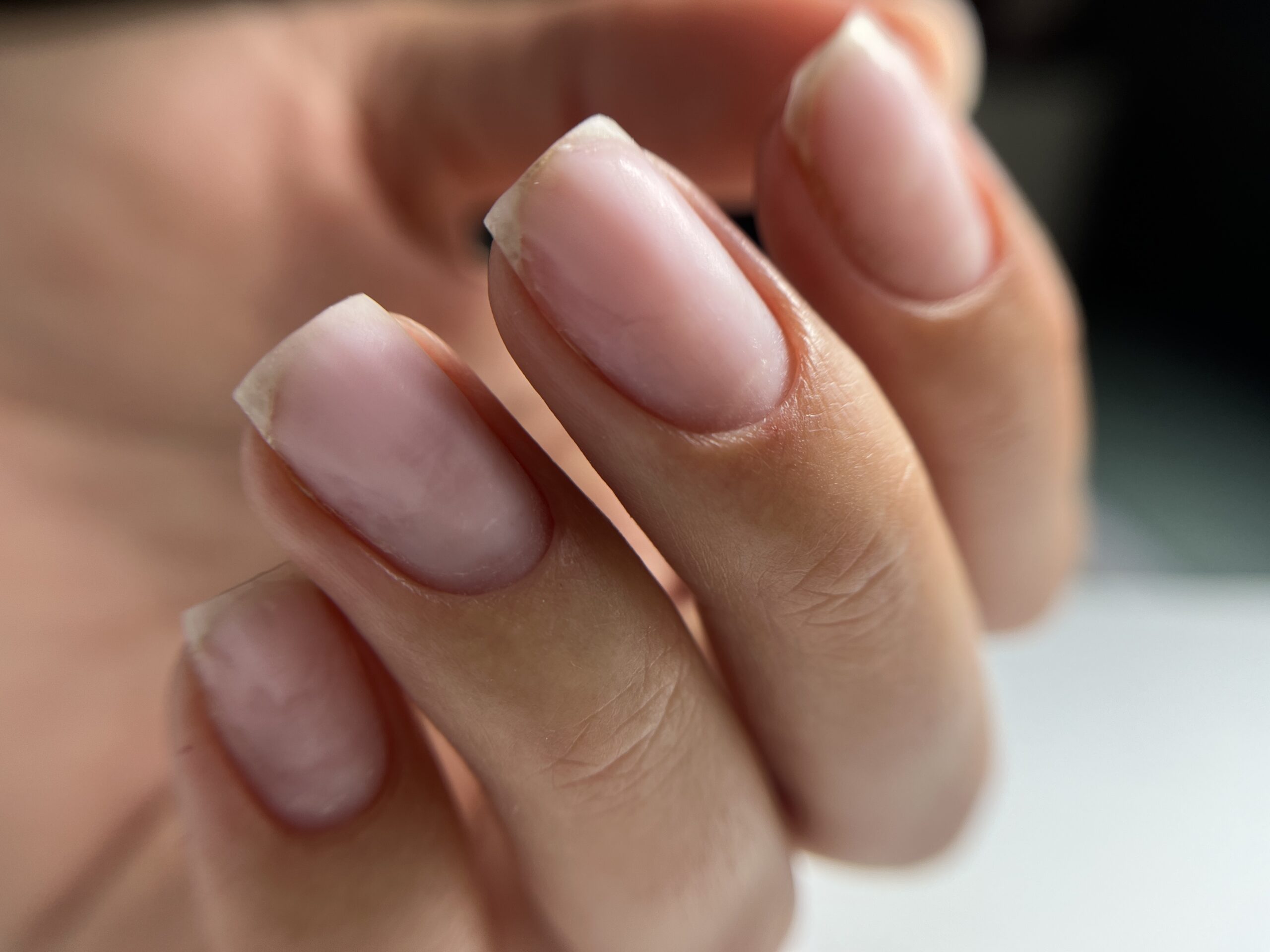 Travail précis des cuticules et préparation de l’ongle