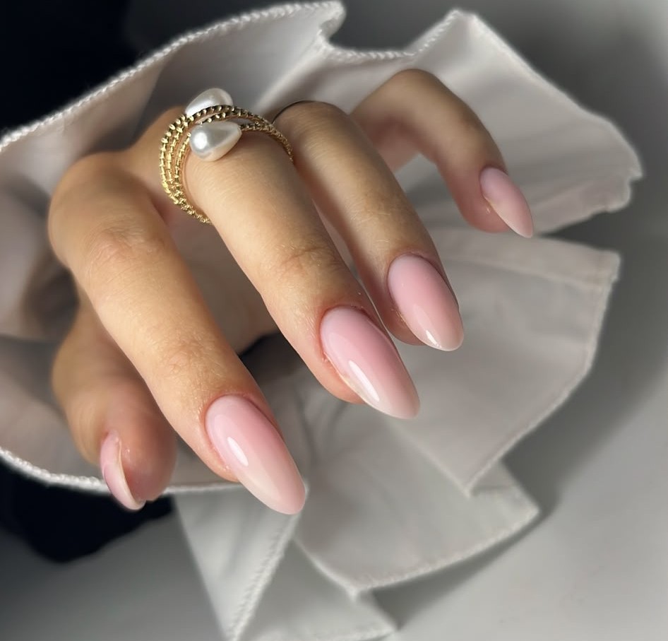 Résultat naturel en manucure russe sur ongles courts