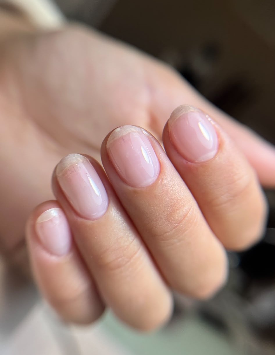 Manucure rose nude sur ongles carrés